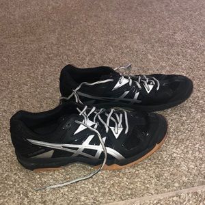 Women’s volleyball shoes size 10